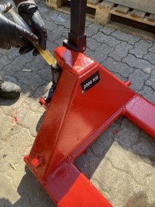 pallet jack putting hydralic oil